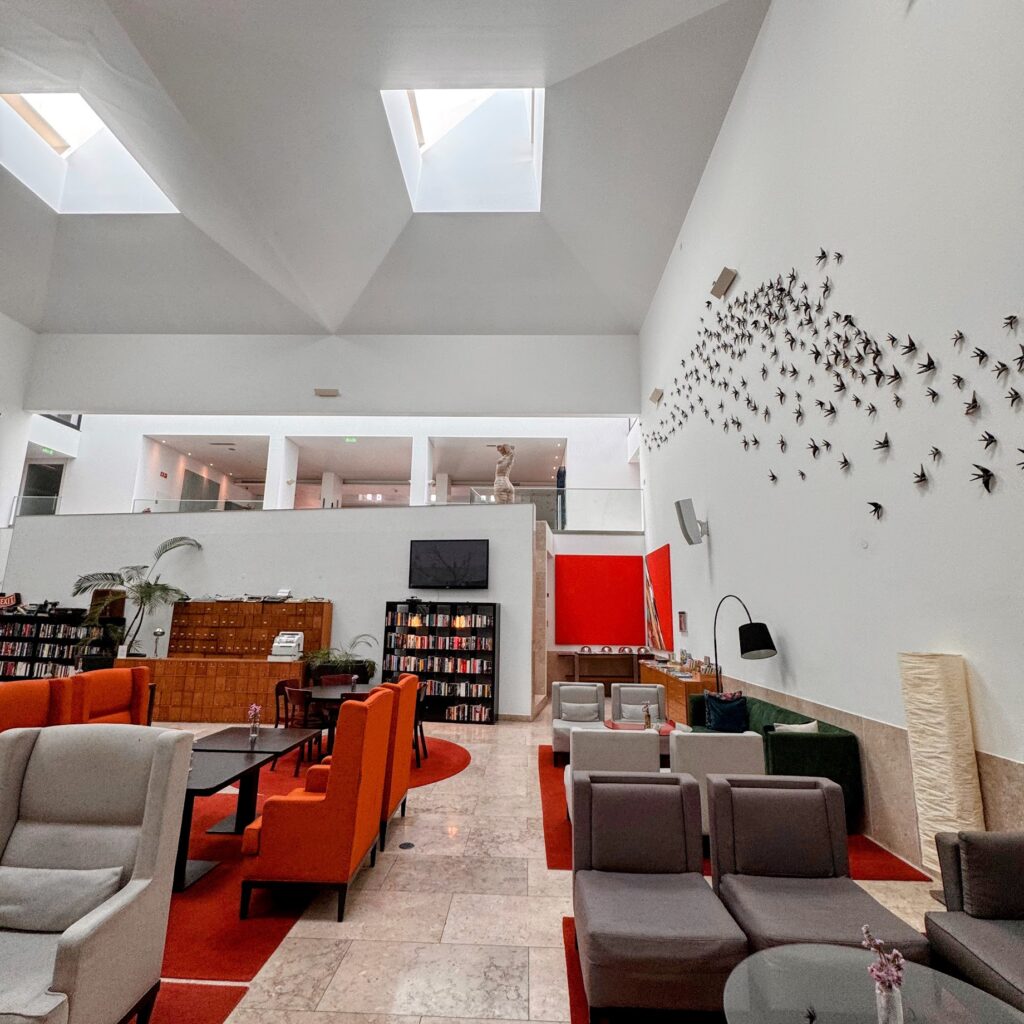 Más que foto bonita: las tendencias de diseño de hoteles boutique que sí funcionan incluyen luz en capas, acústica íntima y espacios adaptativos. Añadimos preguntas clave para reservar (materiales, controles manuales, almacenamiento discreto) y pedir valor en tres líneas.