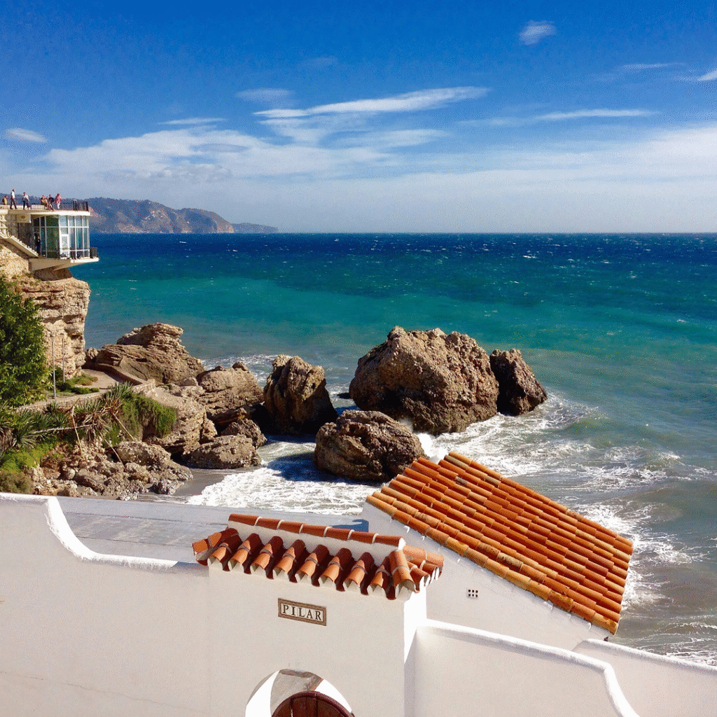 No listamos hoteles: te damos el contexto. Con nuestro mapa de hoteles boutique por regiones eliges escenario, ritmos y fechas. Rutas de 2–4 días, ideas de “somos dos”, notas de parking y mesas laterales. Menos planificación, más juntos.
Photo by Dave Weatherall on Unsplash